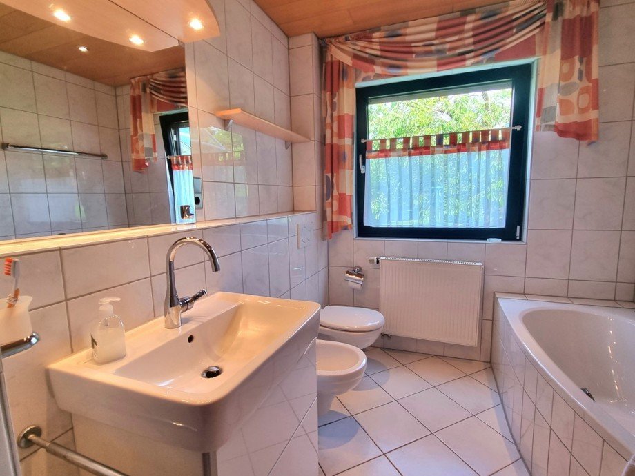 Tageslicht Badezimmer mit Badewanne und Dusche Einfamilienhaus Leun