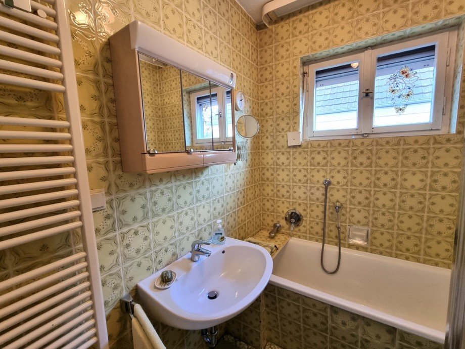Badezimmer in Lindgr�n (OG) Zweifamilienhaus Wetzlar