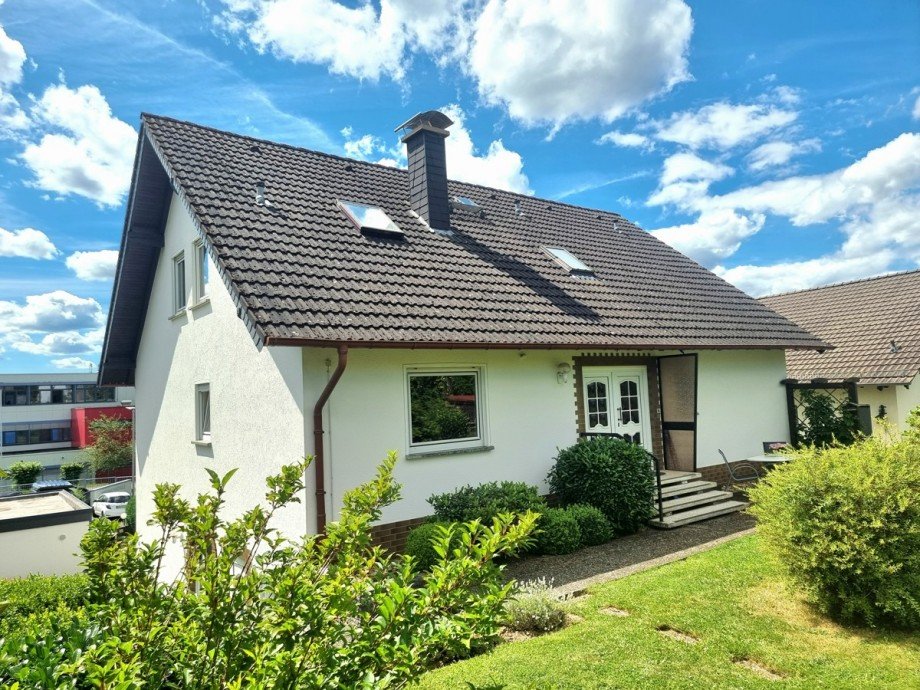 Separater Eingang zum �ppigen oberen Bereich Zweifamilienhaus Gr�venwiesbach