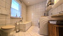 Tageslichtbadezimmer mit Dusche und Badewanne im EFH ***Drei f�r Eins*** 2 H�user + Saal. Teilweise barrierefrei. Kapitalanlage/Mehrgenerationenkonzept.