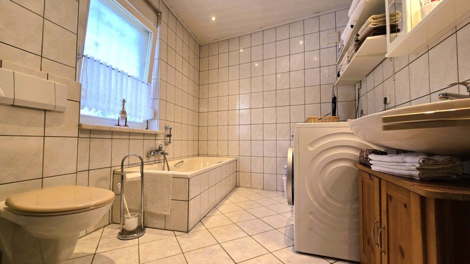 Tageslichtbadezimmer mit Dusche und Badewanne im EFH Mehrfamilienhaus Langg�ns / Cleeberg