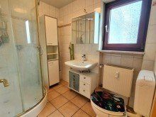 Tageslicht Badezimmer in der Einliegerwohnung ***FreiRaum***
Gro�z�gige, w�rmeged�mmte Villa mit Traumaussicht. Einliegerwohnung. XXL Garage