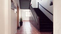 Bild (cccf3c0eb5c2a45bdabd41f417b2ef59): ***SchulHaus*** Gesch�tztes und kernsaniertes Mehrfamilienhaus mit guten Mietern und Potential