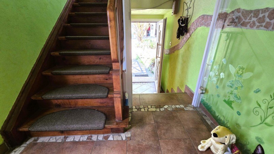 Die sch�ne massive Holztreppe als verbindendes Element Mehrfamilienhaus Langg�ns / Cleeberg