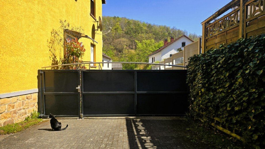 Kindersicher und Haustiersicher. Elektrisches Tor zum Hof Mehrfamilienhaus Langg�ns / Cleeberg