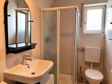 Tageslichtbadezimmer im Erdgeschoss ***RuheLeben***
1- bis 2-Familienhaus in herrlich ruhiger Lage mit Garten, zwei Terrassen, Garage