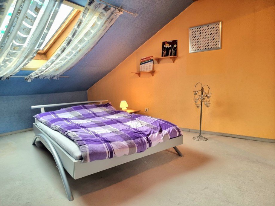 Kuscheliges Zimmer mit Schr�ge und gro�en Dachfenstern Einfamilienhaus Solms / Oberndorf