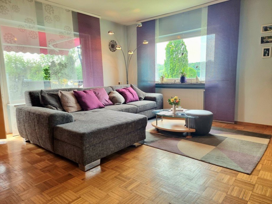 Helles Wohnzimmer mit viel Raum f�r die gro�e Familie Einfamilienhaus Solms / Oberndorf