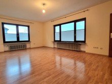 Lichtraum Gro�z�giges Wohnzimmer im Erdgeschoss ***PlusPunkt*** Liebevoll gepflegtes Zweifamilienhaus mit extra R�umen + zwei Garagen. Courtagefrei