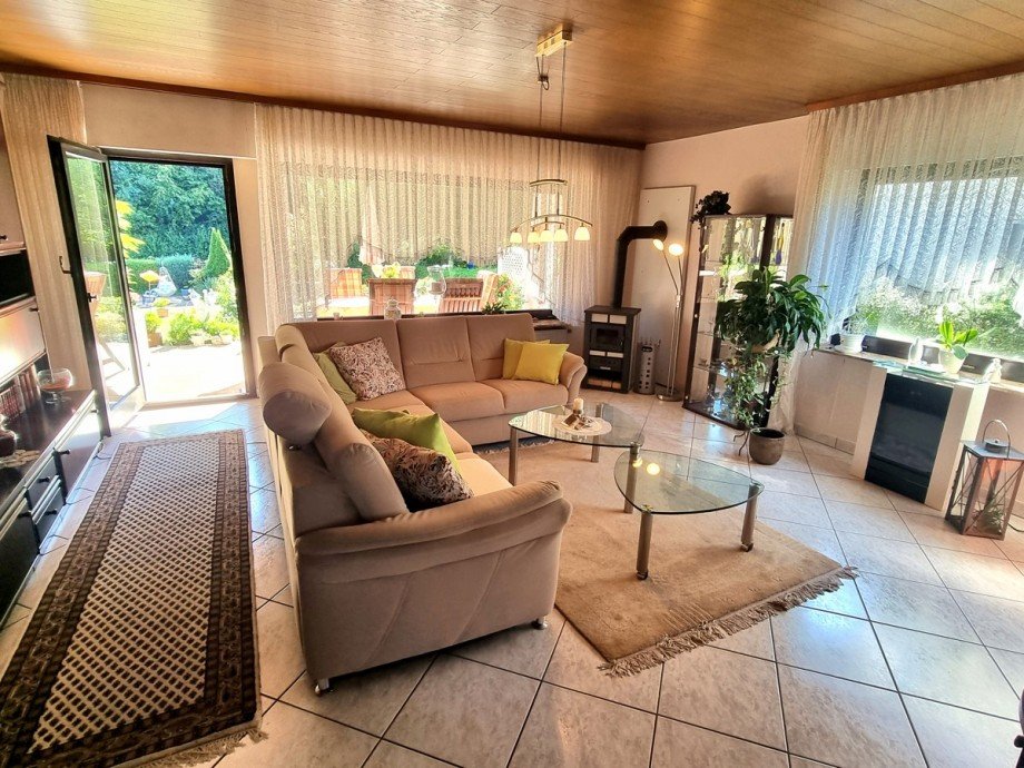 Wohnzimmer mit direktem Zugang zur Terrasse Einfamilienhaus Wetzlar / Steindorf