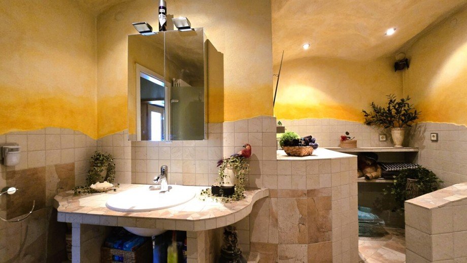 Badezimmer wurde xxxx frisch saniert Haupthaus erstes Obergeschoss Mehrfamilienhaus Langg�ns / Cleeberg