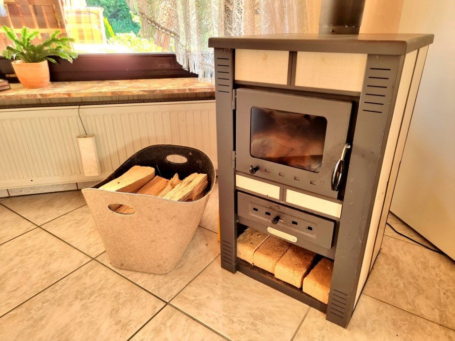 Neuwertiger Kamin im Wohnzimmer f�r wohlige W�rme Einfamilienhaus Wetzlar / Steindorf