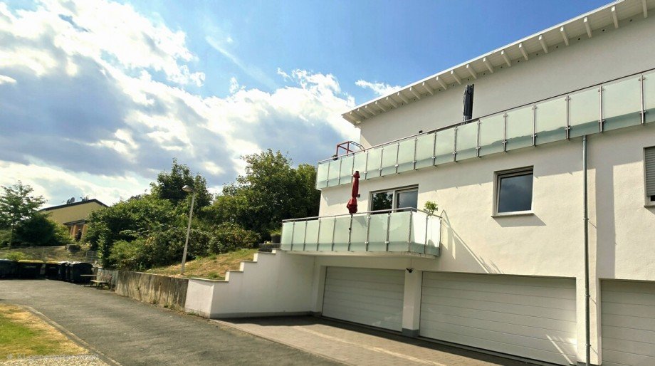 Doppelgarage und Stellm�glichkeiten vor der Garage Erdgeschosswohnung Braunfels
