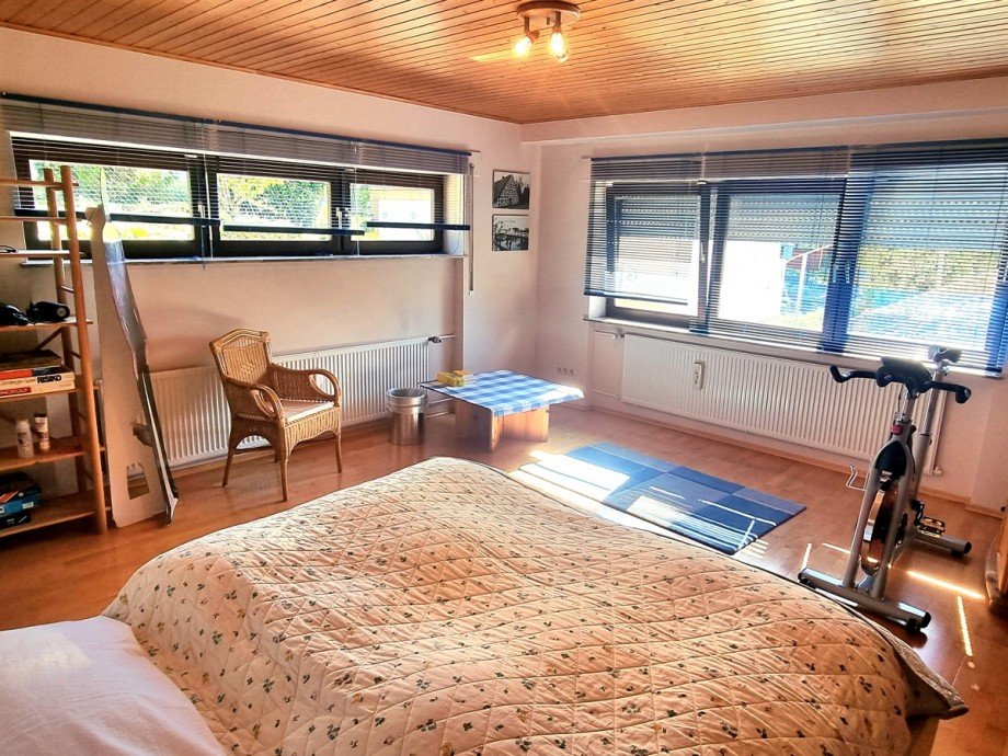 Helles Zimmer im unteren Geschoss mit angrenzendem Badezimmer Einfamilienhaus Gr�venwiesbach