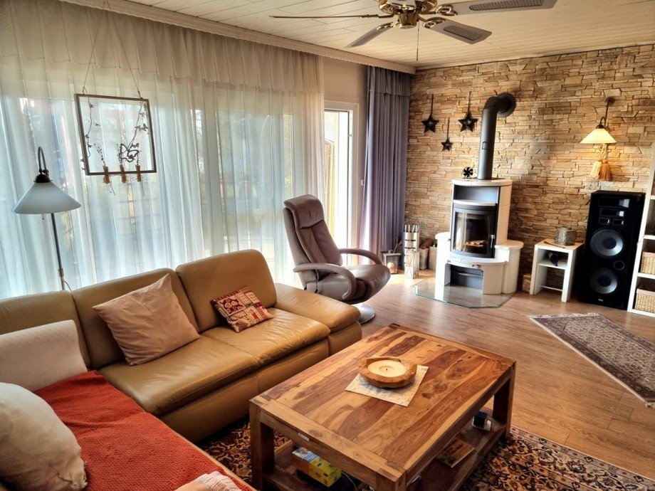 Gro�z�gig und kuschelig. Wohnzimmer im EG mit Terrassenzugang Einfamilienhaus Hohenahr