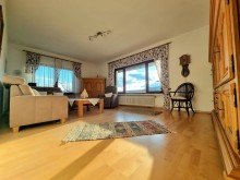 Kuscheliges Wohnzimmer im Obergeschoss ***PlusPunkt*** Liebevoll gepflegtes Zweifamilienhaus mit extra R�umen + zwei Garagen. Courtagefrei