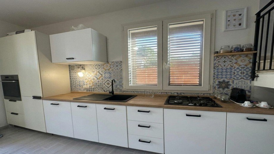 K�chenzeile mit Backofen auf Arbeitsh�he Doppelhaush�lfte Piane Vecchie