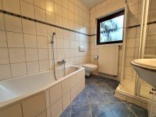 Tageslicht-Badezimmer im Erdgeschoss ***PlusPunkt*** Liebevoll gepflegtes Zweifamilienhaus mit extra R�umen + zwei Garagen. Courtagefrei