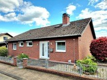 Gro�e Freiheit ***Gro�e Freiheit***
Gepflegtes Einfamilienhaus mit Einliegerwohnung und phantastischem Weitblick