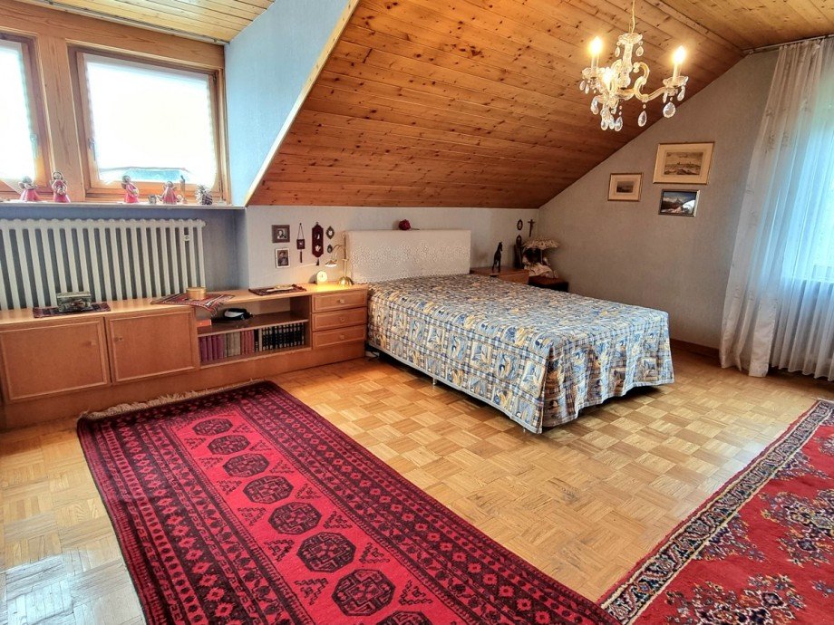 Ger�umiges Schlafzimmer mit eigenem Balkon zum Garten Einfamilienhaus Solms / Burgsolms