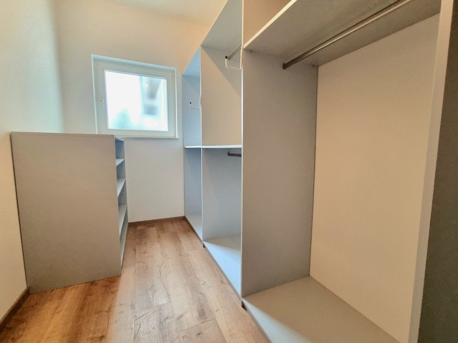 Ankleidezimmer neben Badezimmer Einfamilienhaus Braunfels