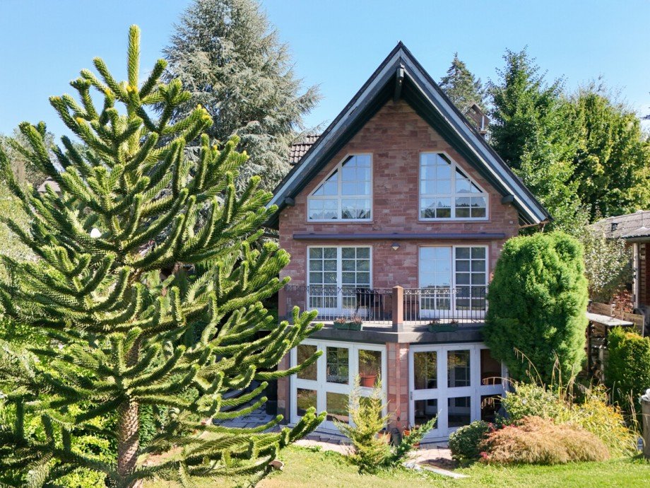 Wie ein Schiffsbug sticht das Haus ins gr�ne Meer Einfamilienhaus Braunfels